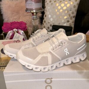 🌸On Cloud 5 women’s pearl white shoes size 8.5 🌸
